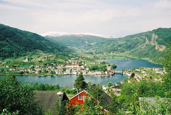 File:Norheimsund sett frå Tolomarka. I bakkant av Movatnet kan ein skimta Steinsdalsfossen 23092002 131217.jpg