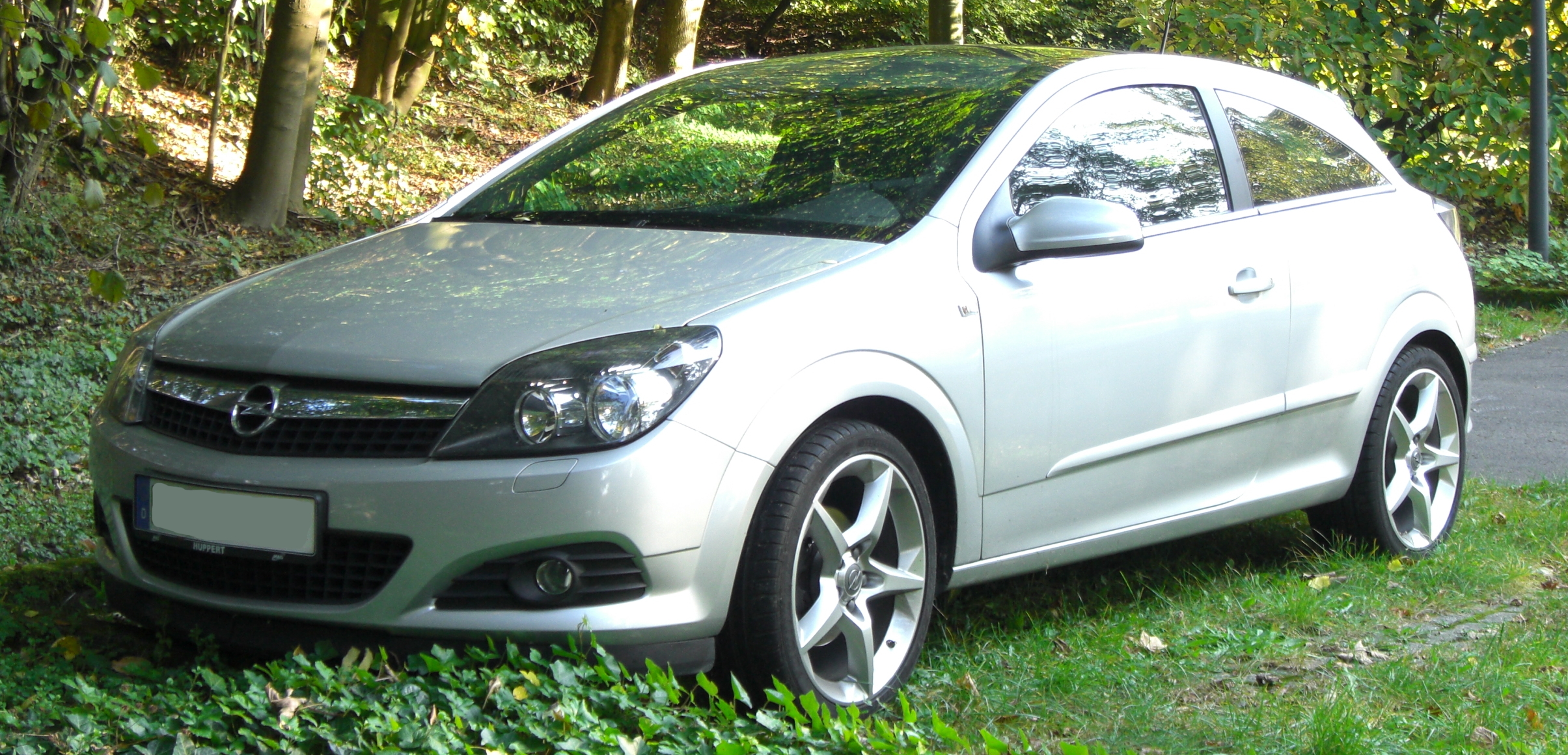 File:Opel Astra H GTC Facelift front.JPG - Wikimedia Commons