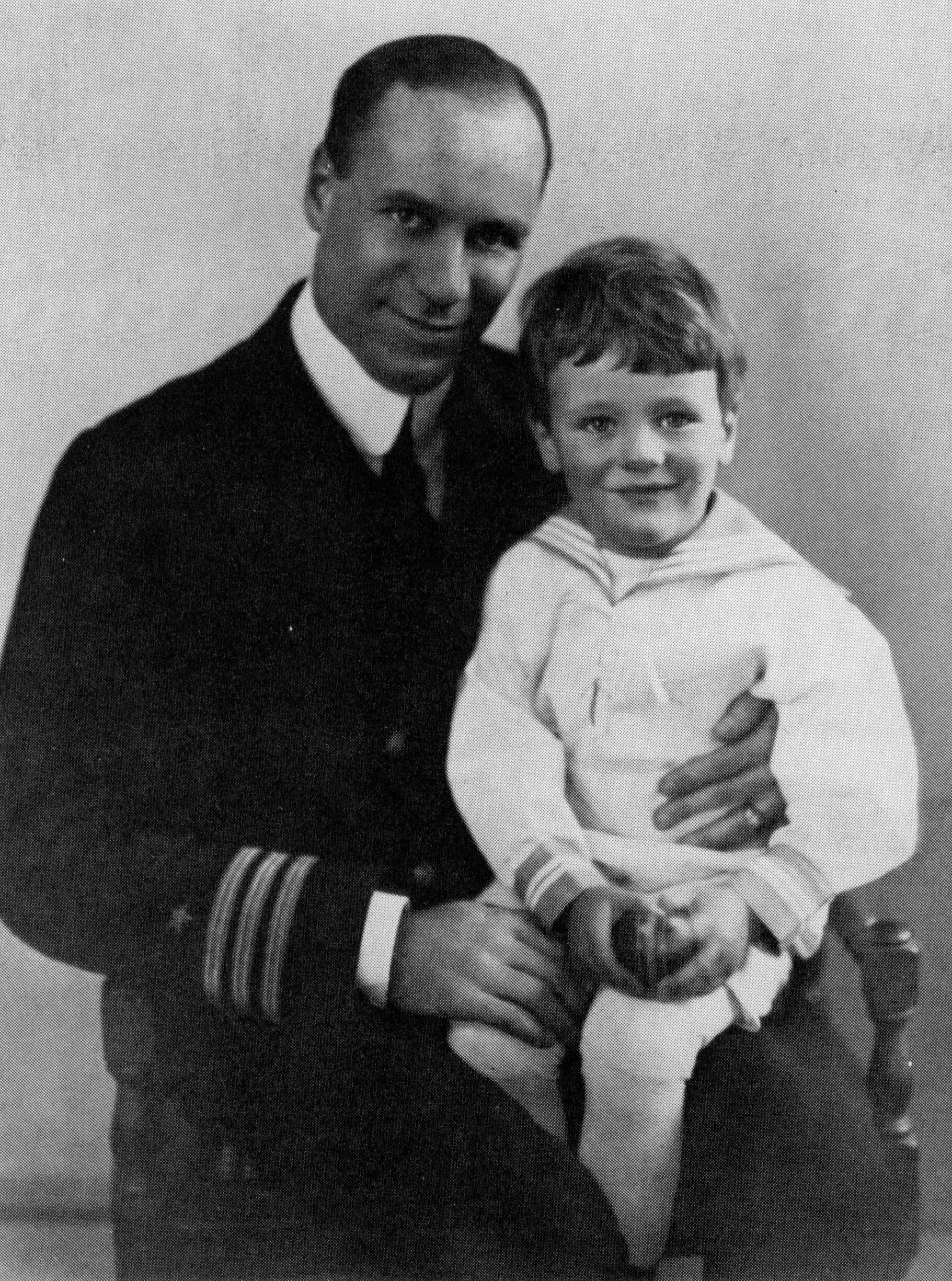 Lowell de niño con su padre, el comandante Robert Traill Spence Lowell III, ''c.'' 1920