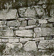 Photographie en noir et blanc des vestiges d'un mur d'une église