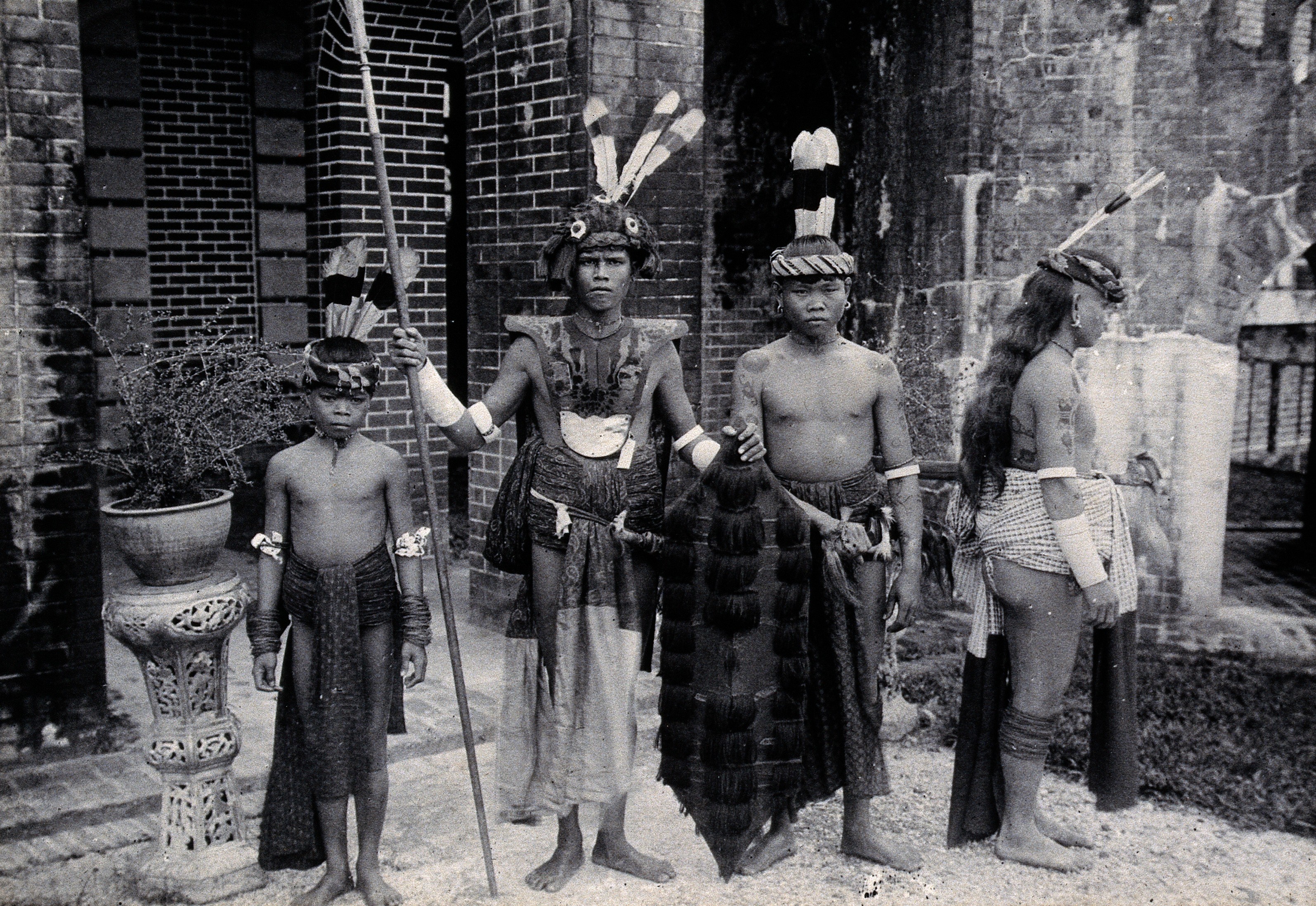 File Sarawak Sea  Dayaks with weapons and head dresses 