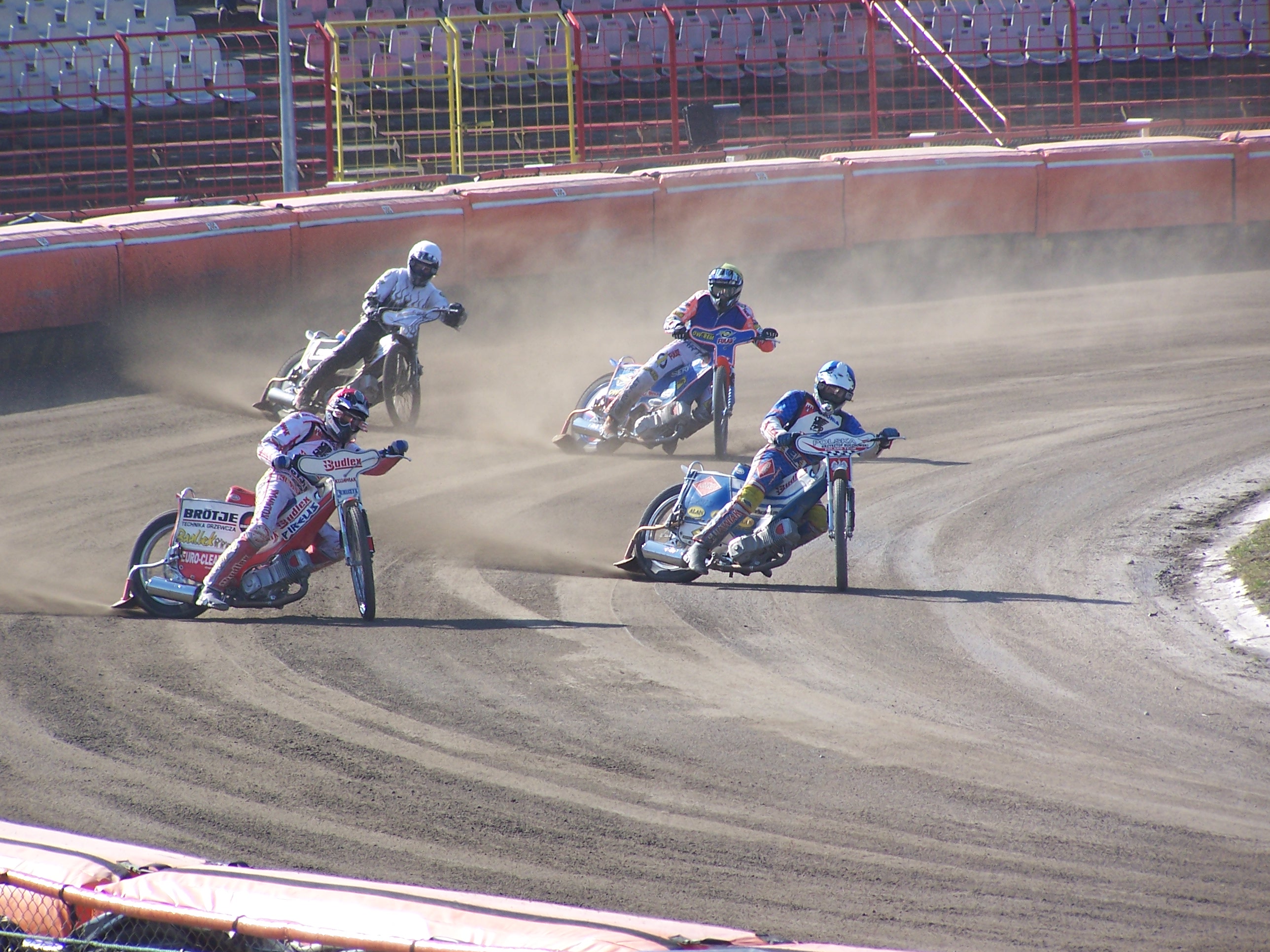 Corrida de motociclismo em pista de corrida competição de esportes a motor  corrida de motos na estrada generative ai