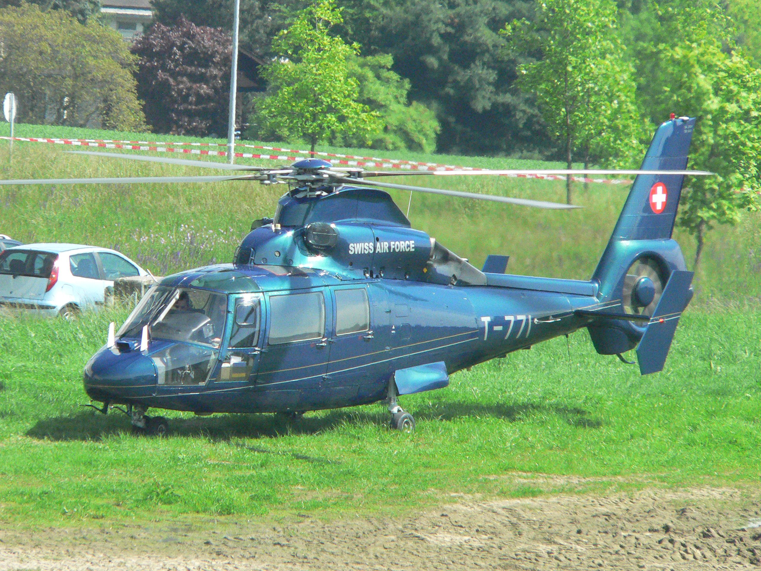 File:Swiss Dauphin helicopter 1.jpg - Wikipedia