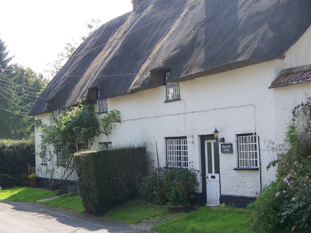 File:Thatched cottages, Hilton - geograph.org.uk - 985837.jpg