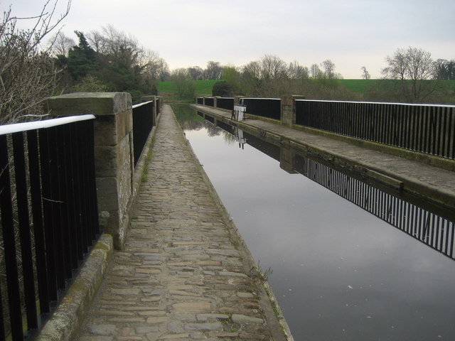 File:Union Canal at Almond Aqueduct - geograph.org.uk - 790678.jpg