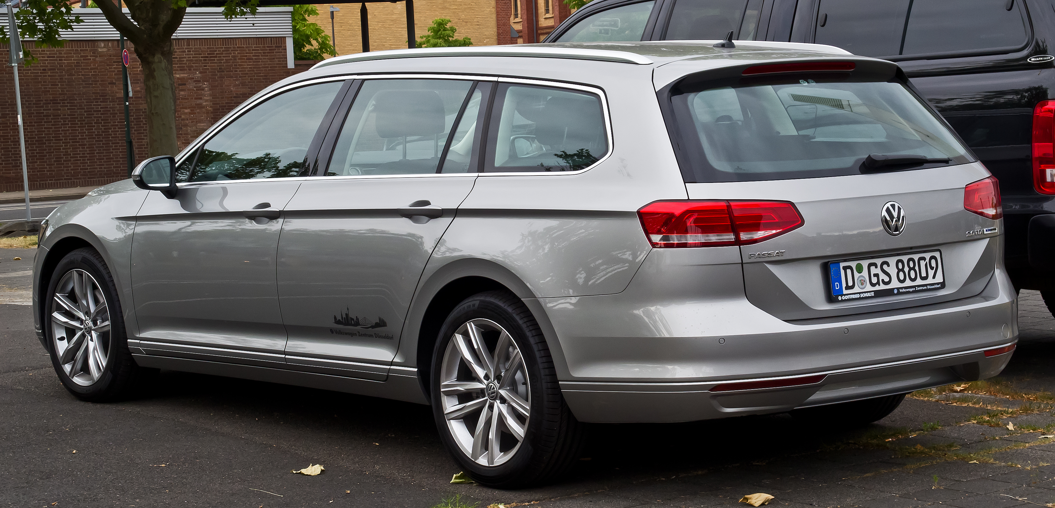 File:VW Passat Variant 2.0 TDI Technology Highline (B8) – Heckansicht, 16. 2015, - Wikimedia Commons