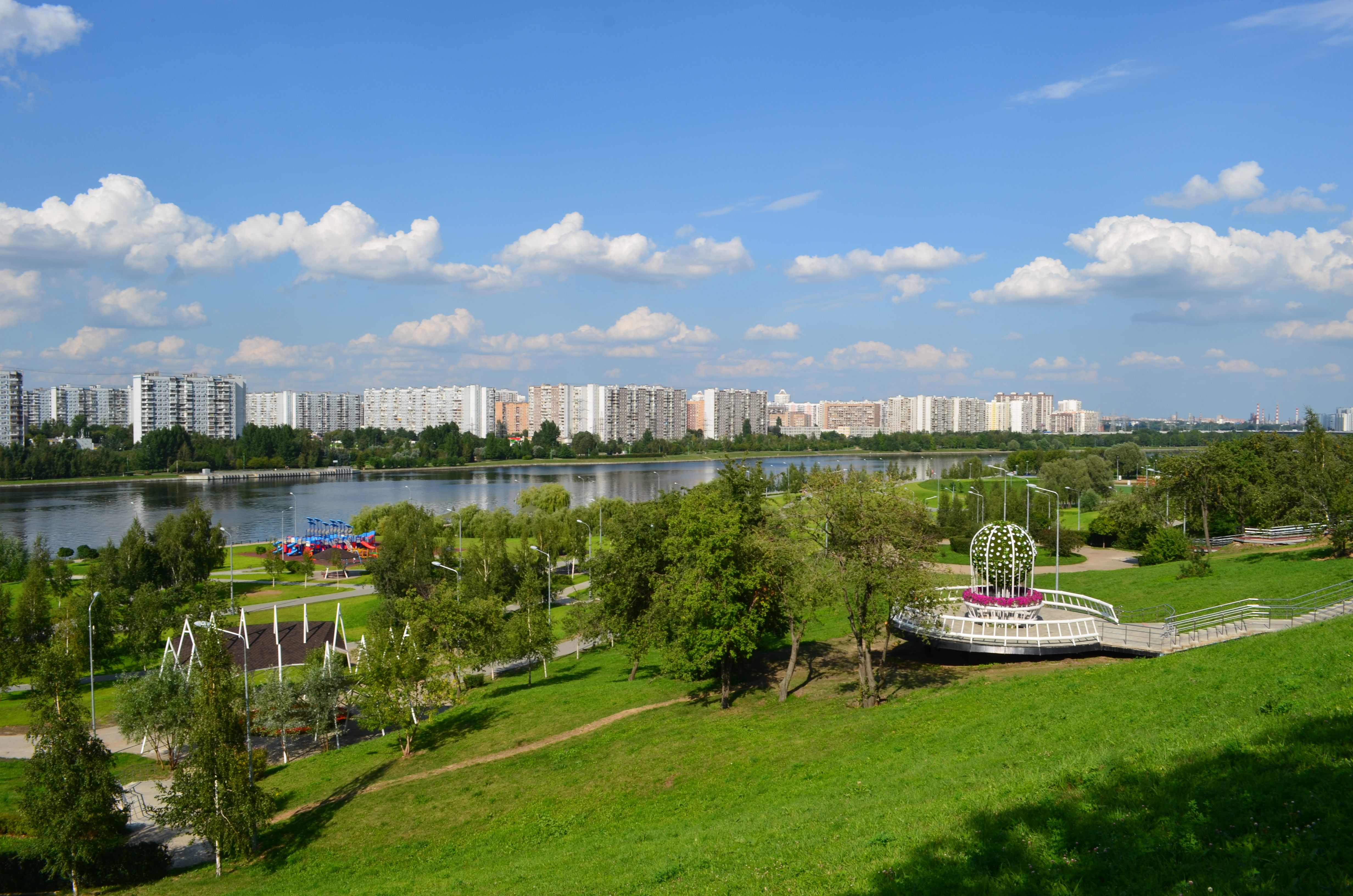 Вид на Братеевский каскадный парк в сабуровской части.jpg