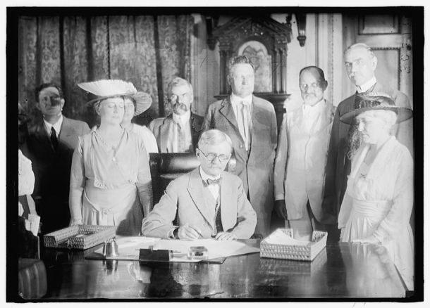 File:1919 MarshallThomas signsamendment.jpg