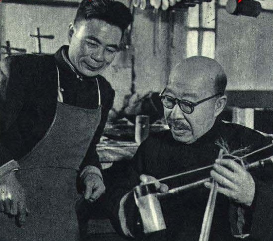 File:1962-05 1962年 明智乐器厂徐兰沅（右）与工人研究京胡.jpg