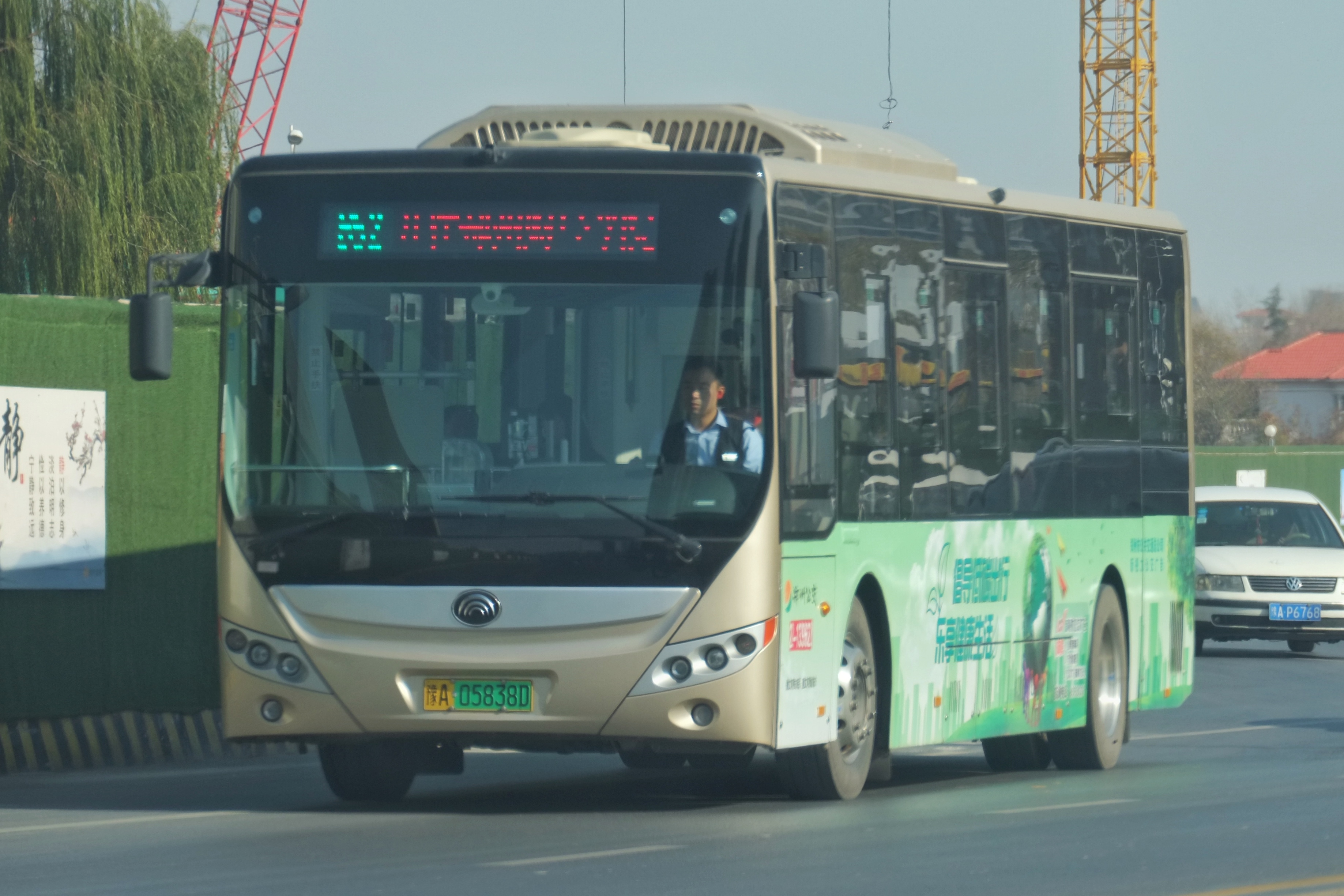 File:20191204 Yutong E10 on Zhengzhou BRT Route B52.jpg - Wikimedia Commons
