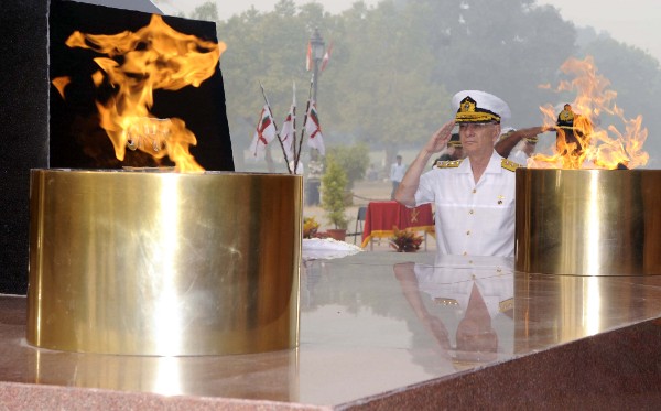 File:Admiral E Murat Bilgel, Commander of Turkish Naval Forces, paying homage at Amar Jawan Jyoti.jpg