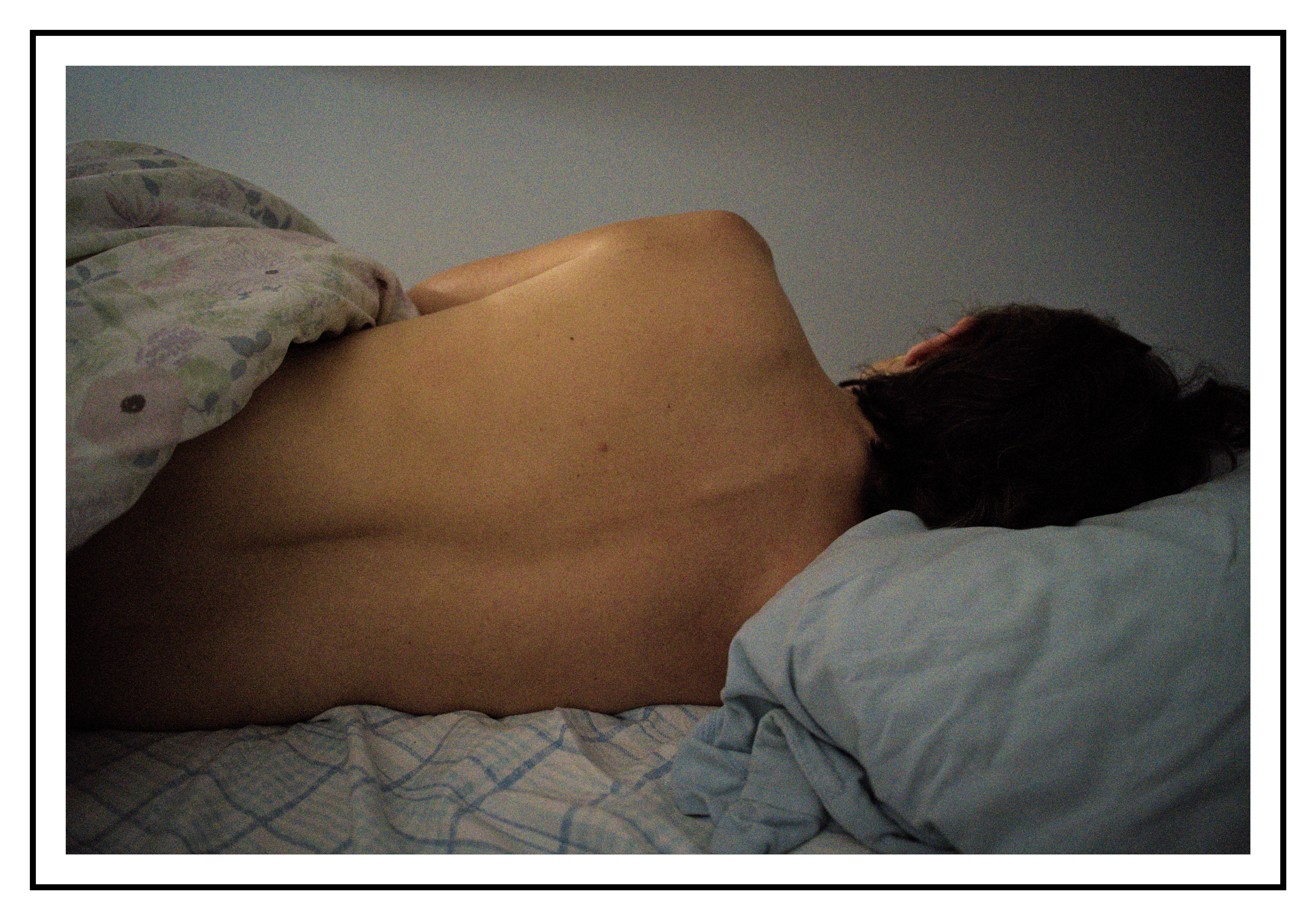 Сонник спина мужчины. Мужская спина на кровати. Как выглядит женская спина на кровати.