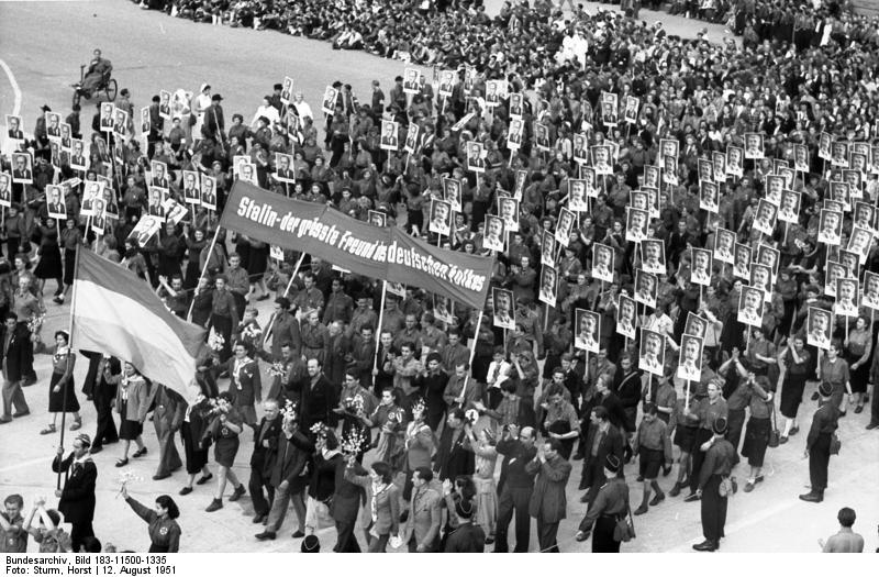File:Bundesarchiv Bild 183-11500-1335, Berlin, III. Weltfestspiele, Demonstration.jpg