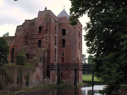 File:Castle-Brederode-2.jpg