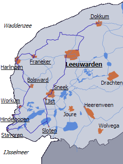 Parcours de l'Elfstedentocht (trait bleu foncé). Le nom des 11 villes à traverser est souligné.