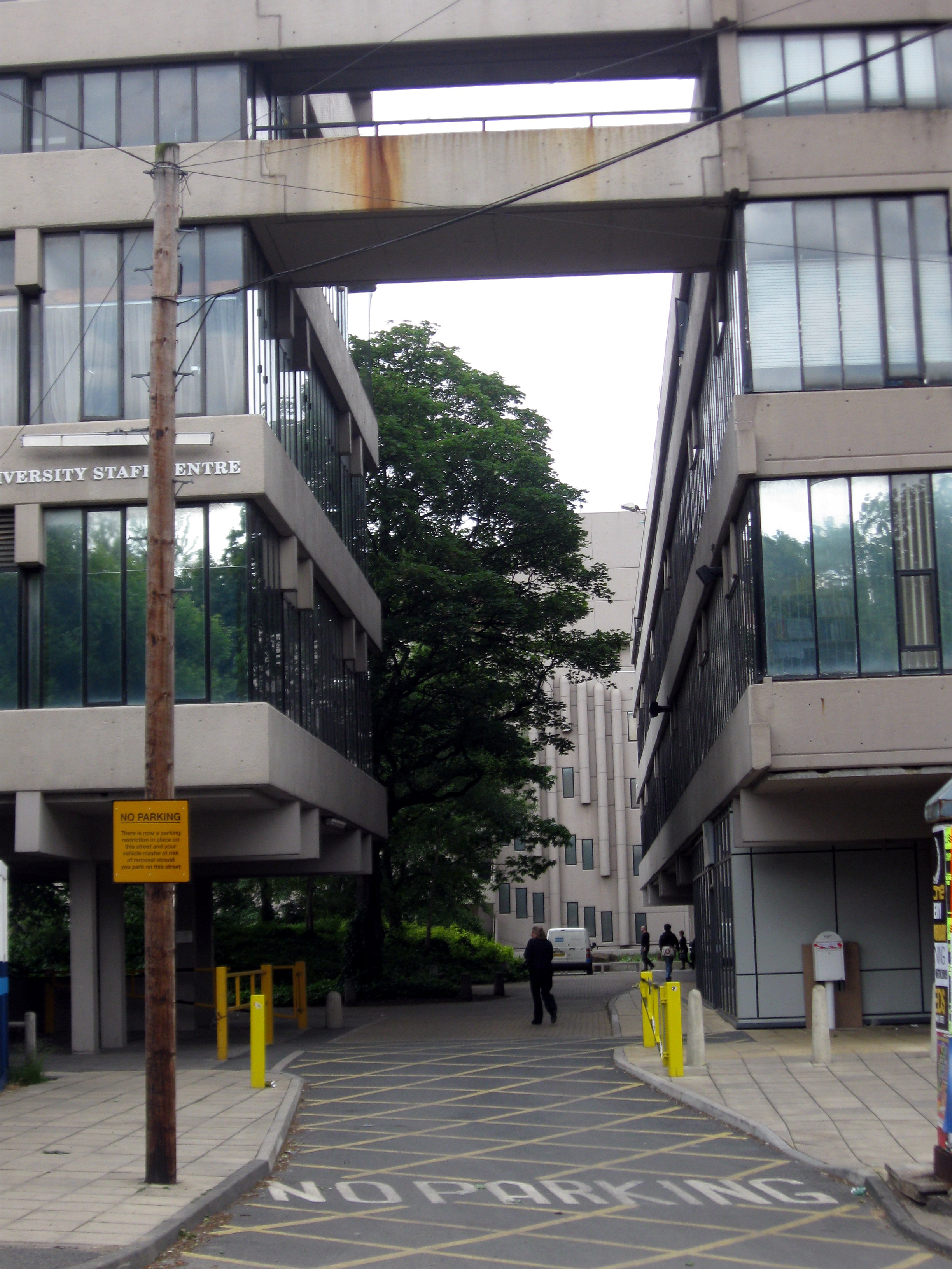 File:Entrance to Leeds University campus from Mount Preston Street (2009) - panoramio.jpg - Wikimedia Commons