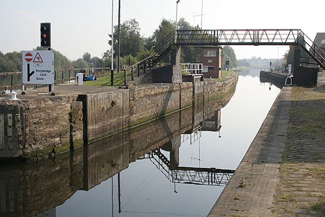 File:Ferrybridge lock - geograph.org.uk - 579163.jpg