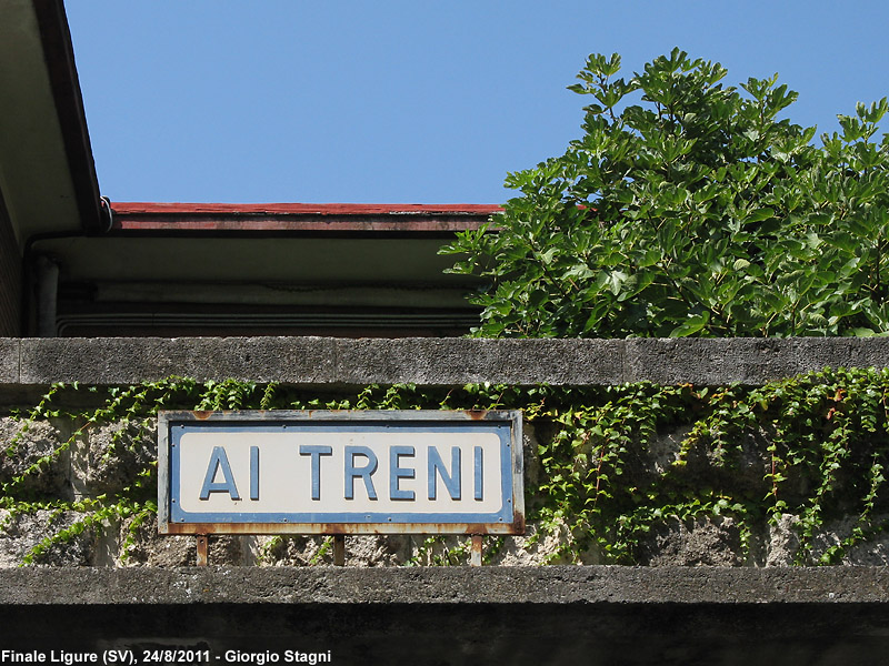 File:Finale Ligure - stazione ferroviaria - cartello.jpg