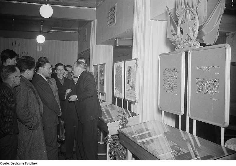 File:Fotothek df roe-neg 0006166 001 Fachbesucher in einer Ausstellung über polnische.jpg