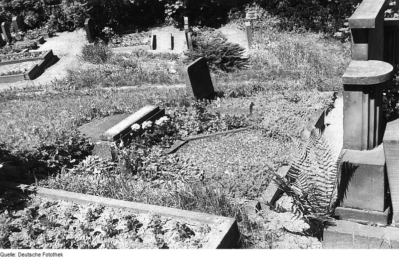 File:Fotothek df rp-c 0230087 Triebischtal-Kobitzsch. Obermühle oder Lange-Mühle, Grabstätte des Müllers Schüt.jpg