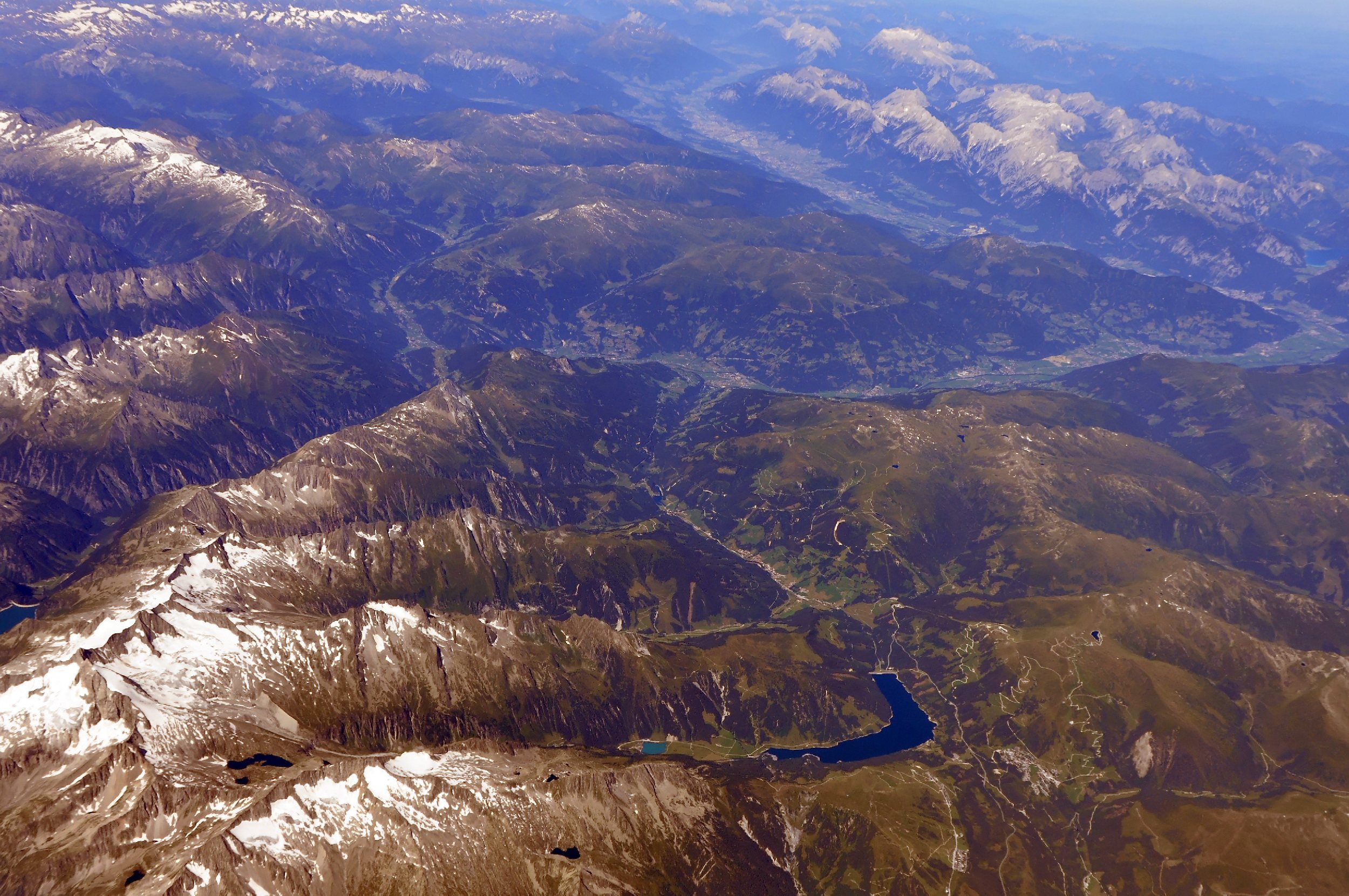 Il Zillertal (a dretga) e la Val da l’En cun Innsbruck (en il fund)