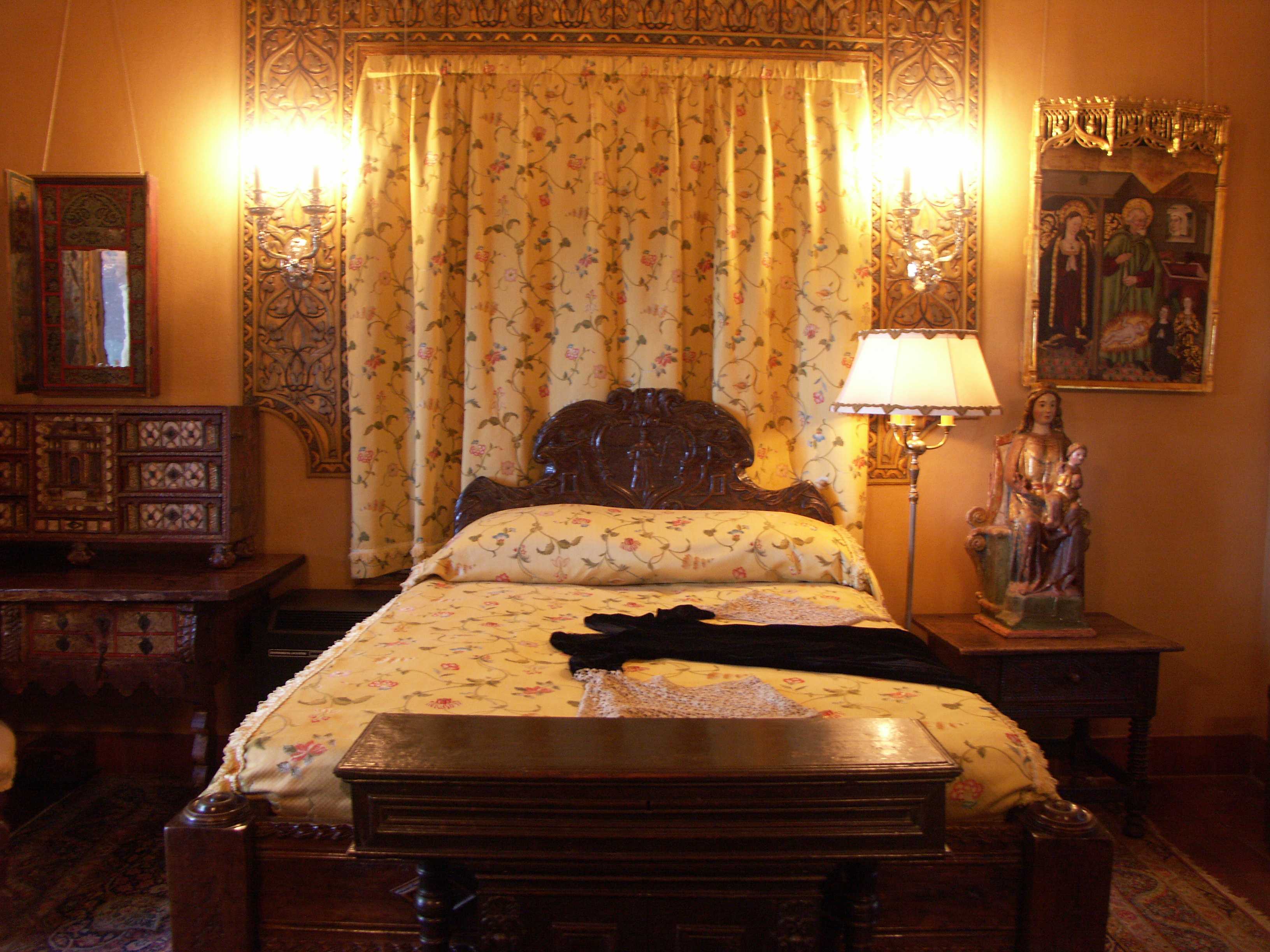 Hearst_Castle_-_Casa_del_Sol_Bedroom.JPG