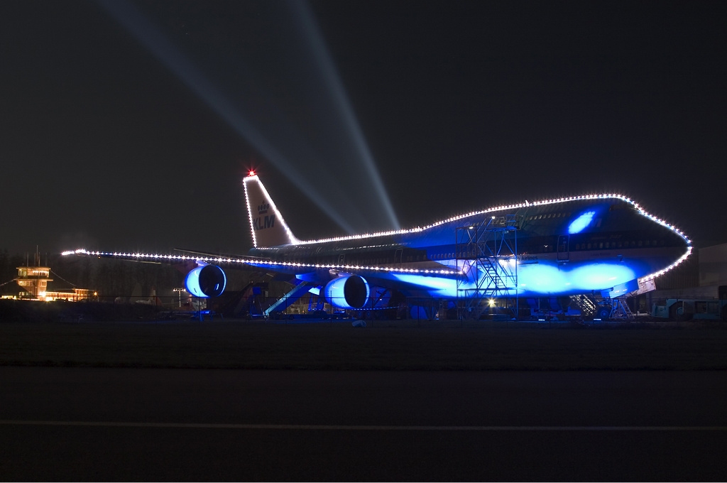 File:KLM Boeing 747-300 Xmas lights KRS.jpg - Wikimedia 