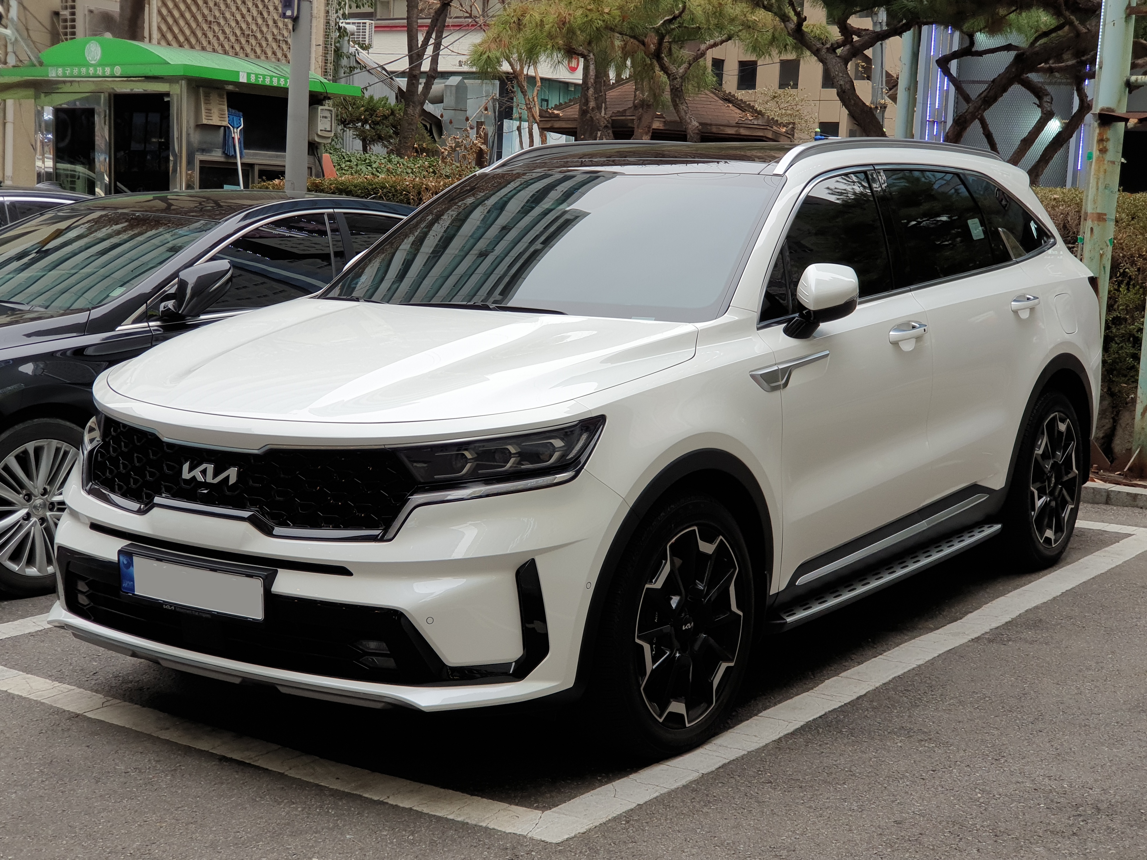 https://upload.wikimedia.org/wikipedia/commons/5/5a/Kia_Sorento_MQ4_Snow_White_Pearl_%281%29.jpg