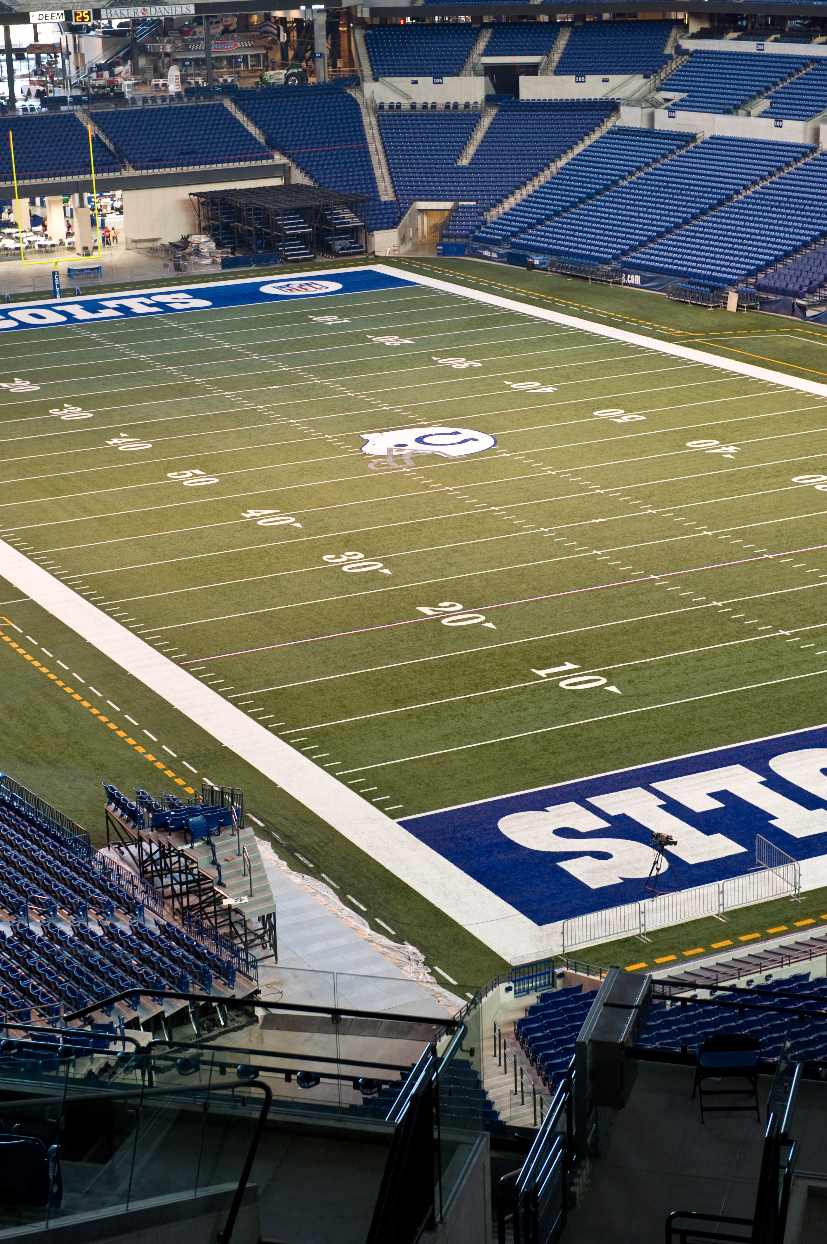 https://upload.wikimedia.org/wikipedia/commons/5/5a/Lucas_Oil_Stadium_-_Indianapolis_Colts_-_2868434042.jpg