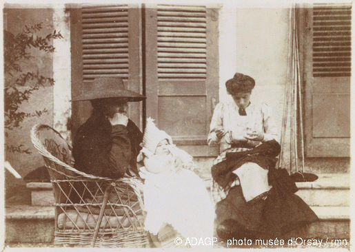 File:Mme Mertzdorff tenant Vivette sur ses genoux et Andrée Terrasse cousant.gif