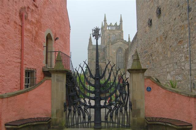 File:Ornate gate - geograph.org.uk - 463159.jpg