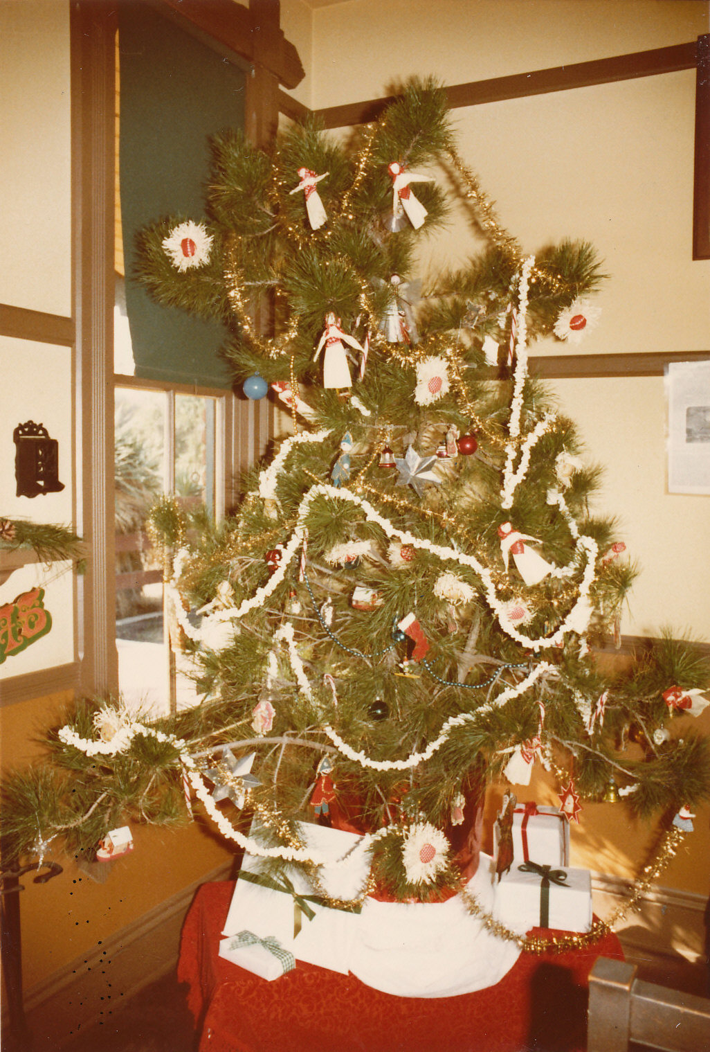 File:Popcorn garland on Christmas tree.jpg - Wikipedia