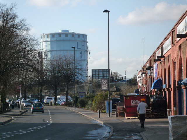 File:Southall Gasometer from the Merrick Road - geograph.org.uk - 1165247.jpg