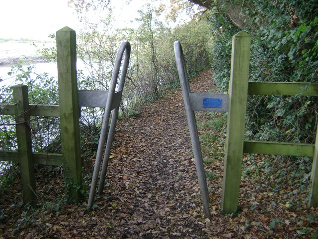 File:Stile, Templer Way - geograph.org.uk - 1187152.jpg