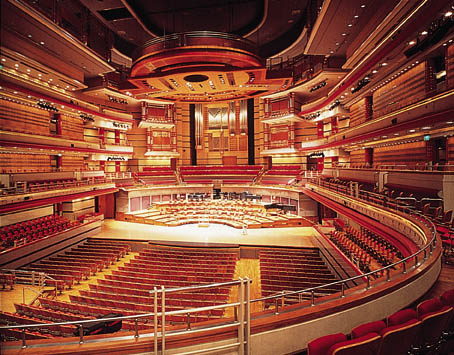現代音樂廳的設計就包括了工程學中許多不同的領域，包括聲學工程（英语：Acoustical engineering）、建筑工程及土木工程