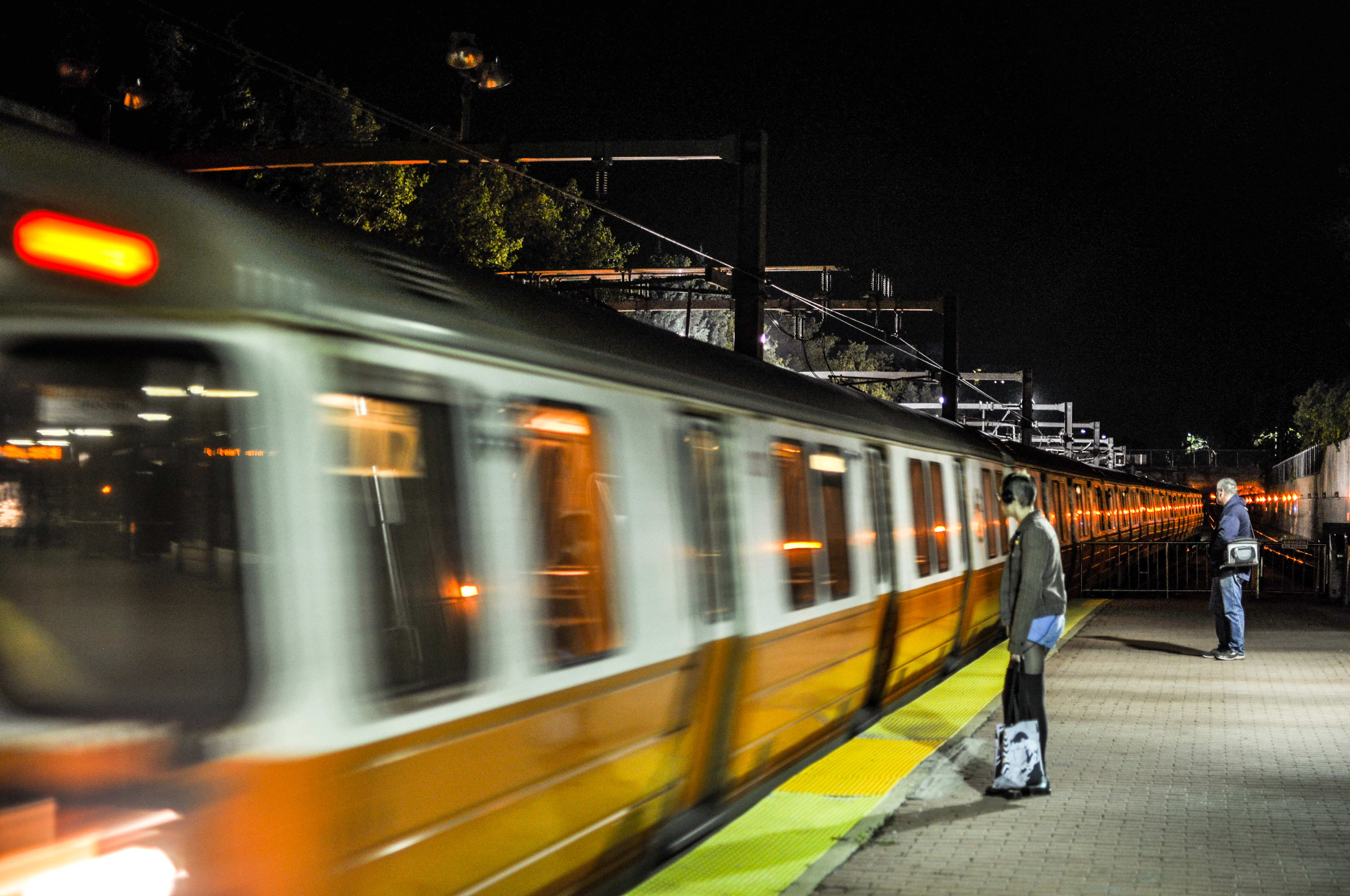 The train left we arrived. Train arrives to the Station. Arrive at the Station. Картинка the Train arrives at. Arrived at the Train Station Train had left.