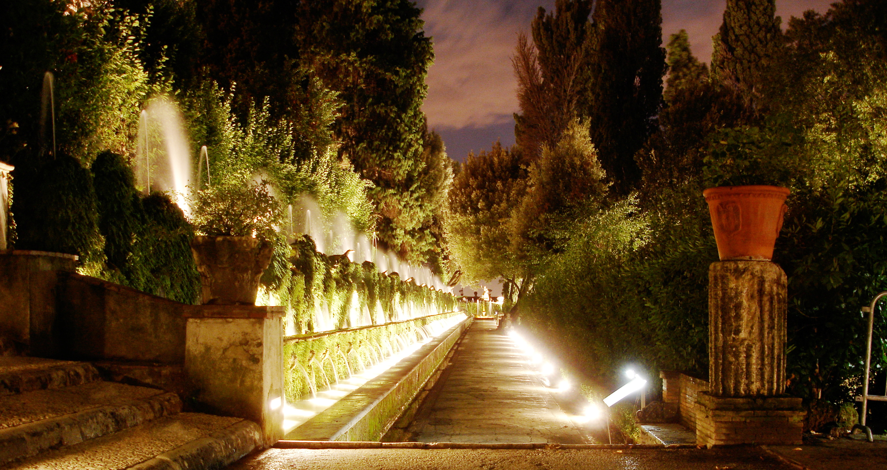 File:Villa DEste 100 fountains night.jpg - Wikimedia Commons