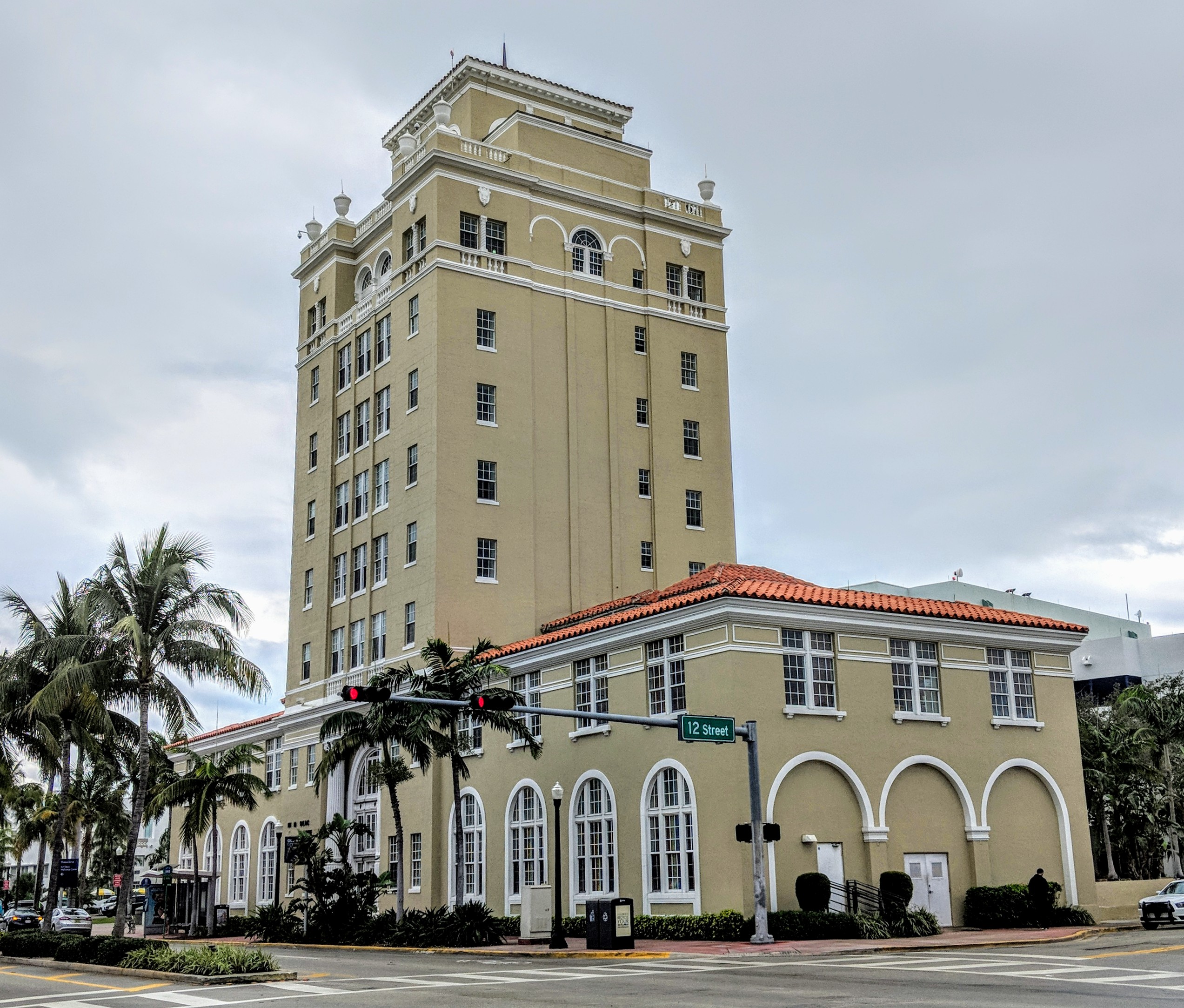 Майами Вашингтон Бич. Miami City Hall. Округ Майами Дейд. Главная улица Майами Бич.