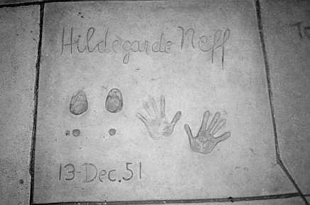 Impresións dos pés e das mans de Hildegard Knef no [[Grauman's Chinese Theatre