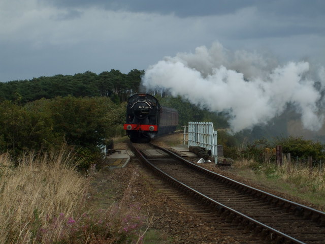 File:6619 rounds the curve ready to cross bridge 303 - geograph.org.uk - 1479985.jpg