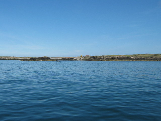 File:Approaching Cafn Enlli - geograph.org.uk - 903269.jpg