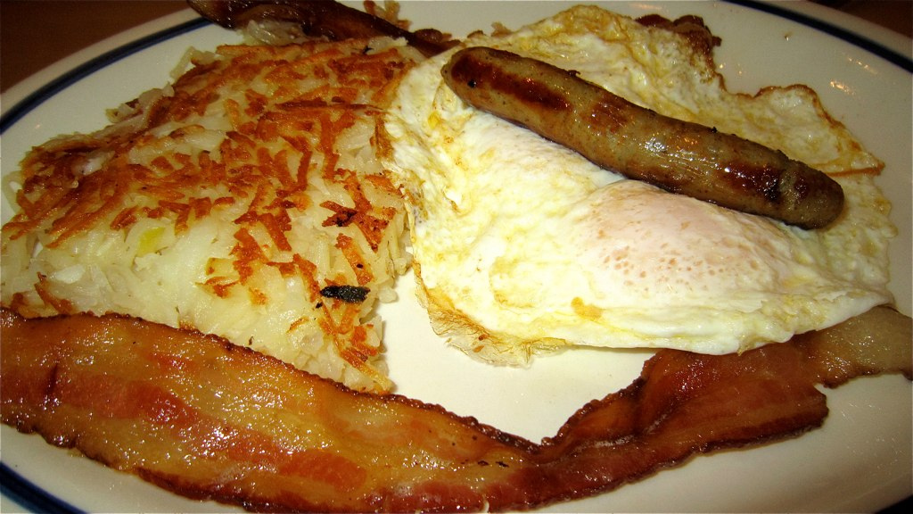 https://upload.wikimedia.org/wikipedia/commons/5/5b/Bacon%2C_sausage%2C_eggs_and_hash_browns.jpg