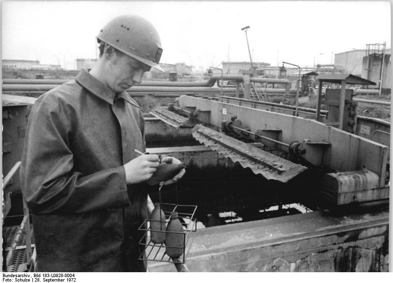 File:Bundesarchiv Bild 183-L0928-0004, VEB Erdölverarbeitungswerk Schwedt, Abwasserbehandlung.jpg