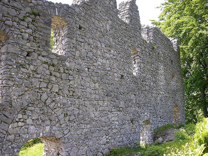 Burg Werdenfels bei Garmisch-Partenkirchen (Oberbayern). Die Hofseite des Palas.