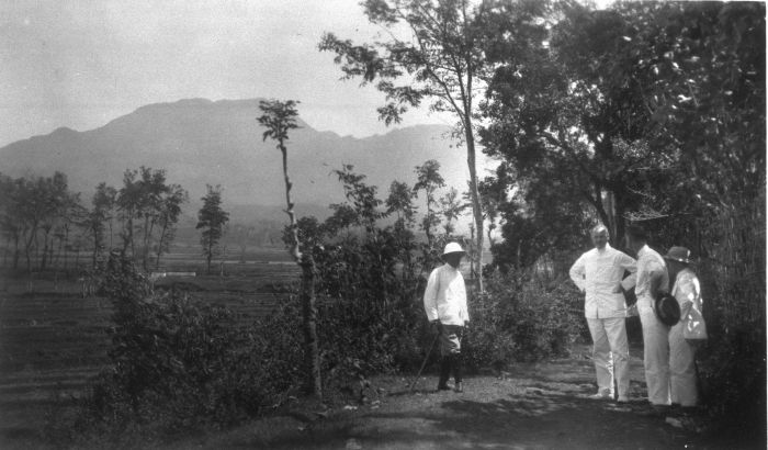 File:COLLECTIE TROPENMUSEUM Landschap en desa in de omgeving van de vulkaan Ungaran op Midden Java TMnr 60010896.jpg