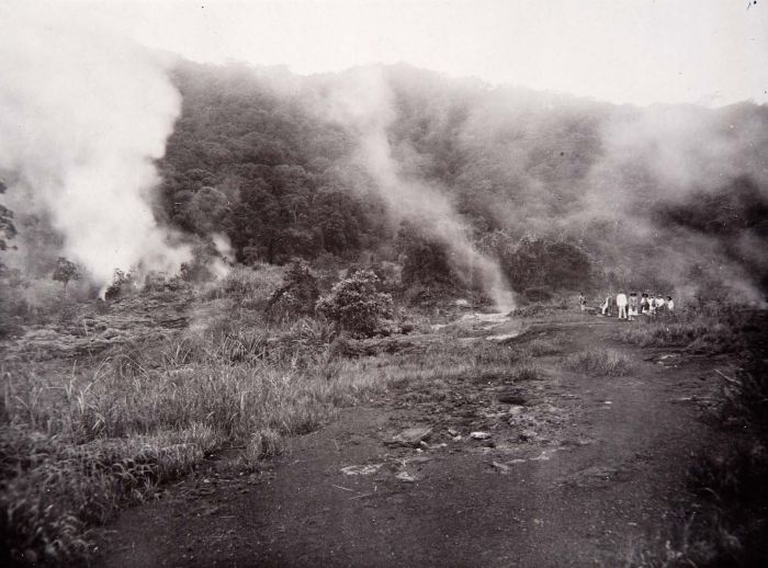 File:COLLECTIE TROPENMUSEUM Uitstapje naar de Kawah Kamojang TMnr 60016907.jpg