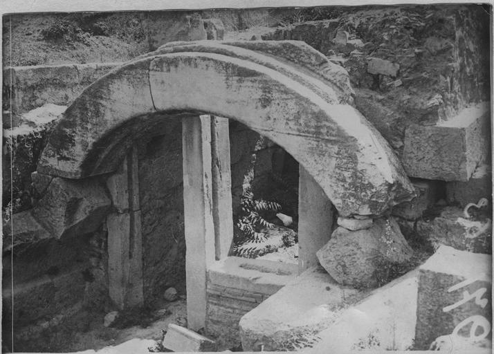 File:Cimetière antique du Céramique - Athènes - Médiathèque de l'architecture et du patrimoine - APOR119766.jpg