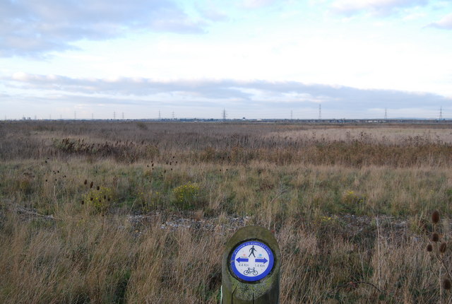 Distance post on the Rainham to Purfleet Path across the Aveley Marshes - geograph.org.uk - 1601642