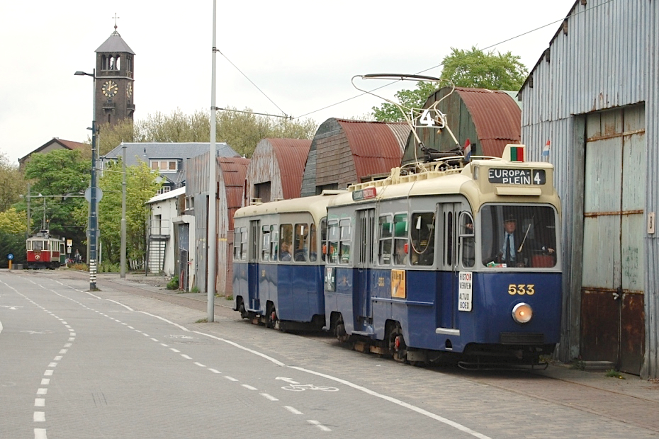 Drieasser 3-axle tram cars 533+987 at the Electric Tramway Museum Amsterdam, at Haarlemmermeerstation (Haarlemmermeer railway station). This tram type was used between 1948 and 1983.