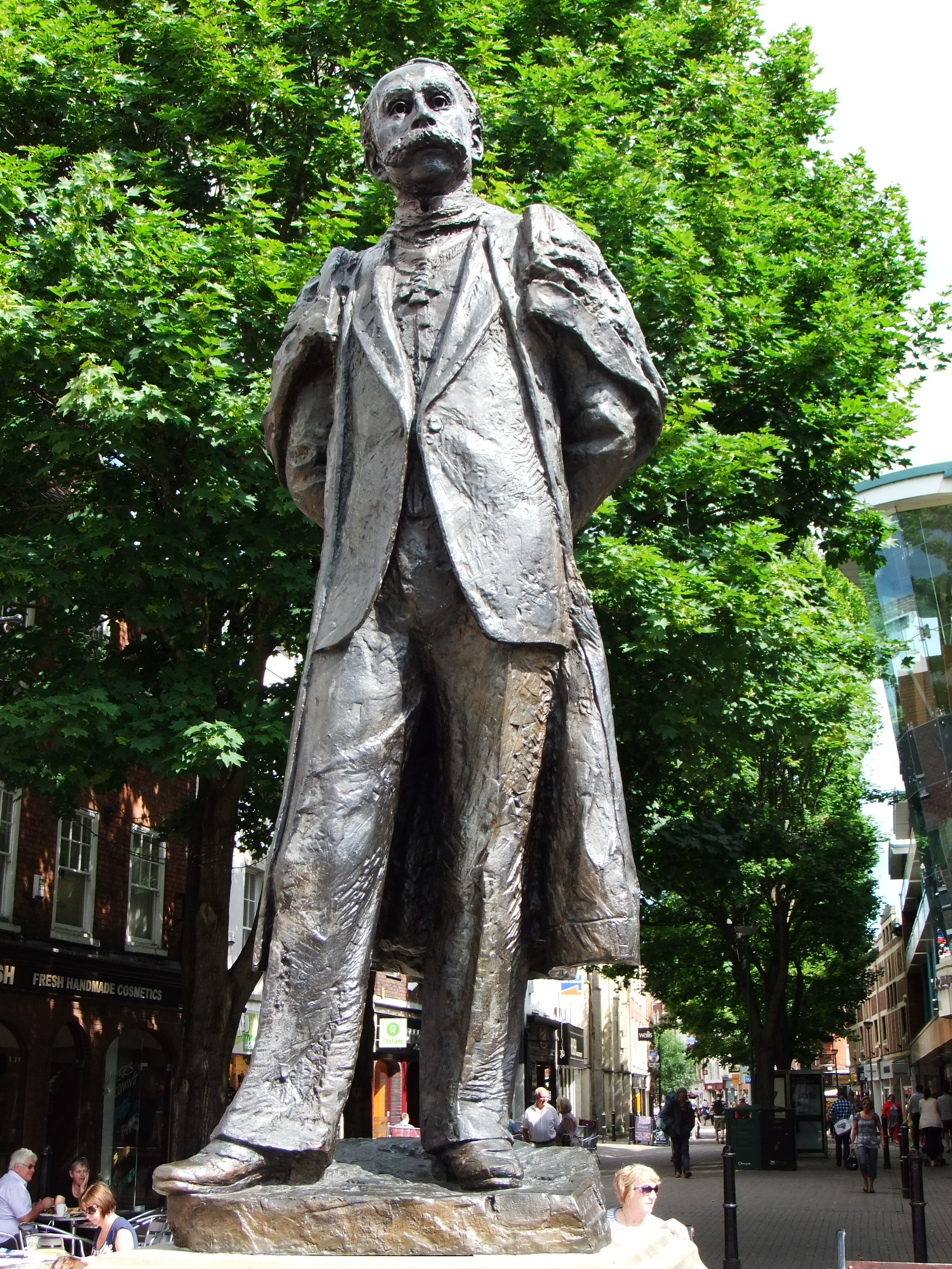 [Image: Edward_Elgar_statue,_Worcester,_England_-_DSCF0692.JPG]